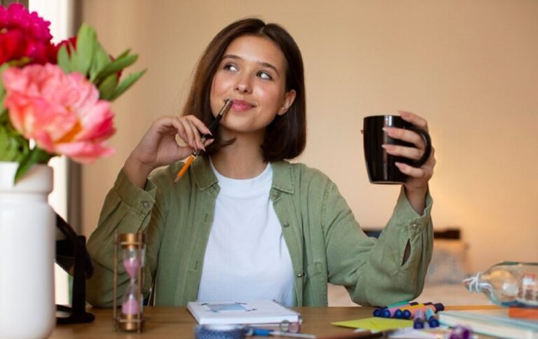 front_view_woman_doing_creative_journaling_23_2150561838_8295abb9fad3740660a73146de342804_1300x820